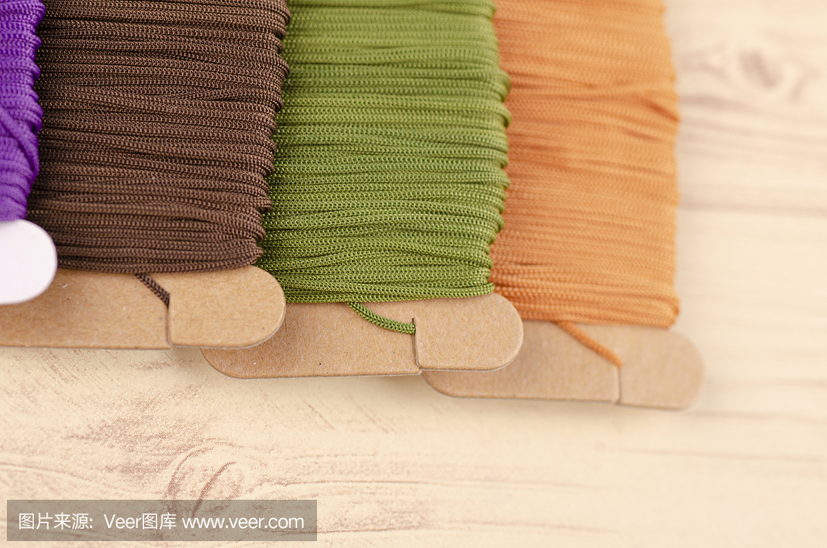 五彩堆叠的棉纱羊毛在木制的背景。文本复制空间